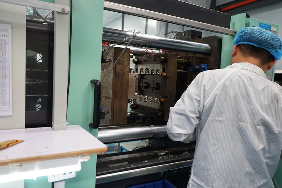 liquid silicone rubber injection molding demolding